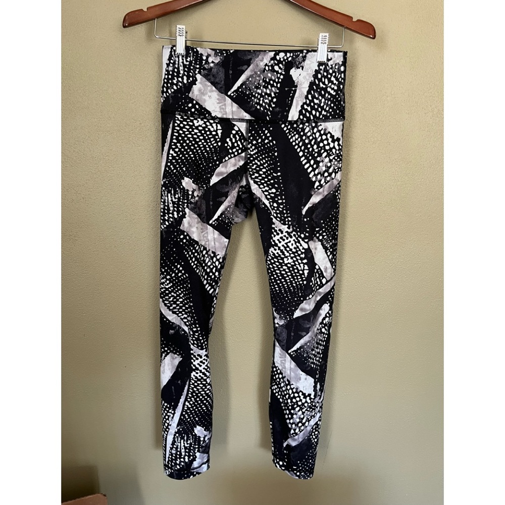 Lululemon leggings black and white